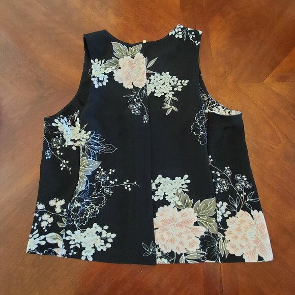 Dynamite Sleeveless Floral Top - Picture 11 of 15